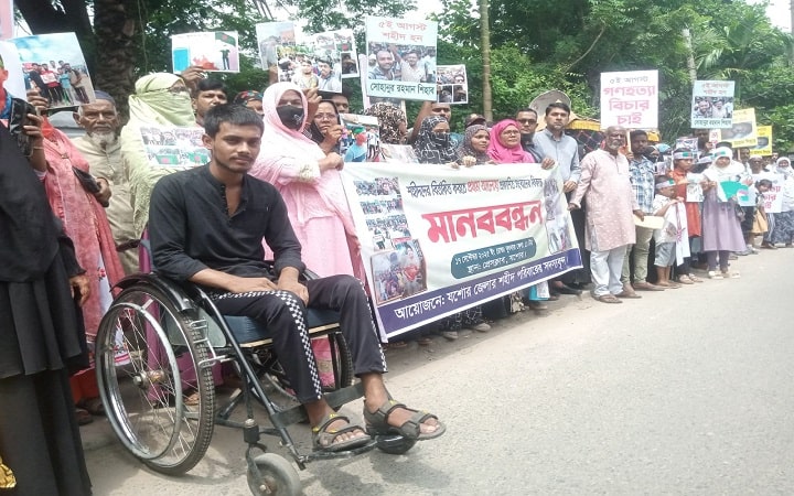 যশোরে জুলাই শহীদদের বিতর্কিত করার প্রতিবাদে মানববন্ধন